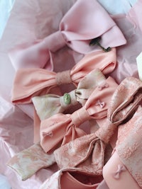 a bunch of pink bows laying in a pink box